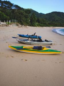 un grupo de barcos sentados en la playa en Pousada Casa do Oscar en Governador Celso Ramos