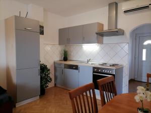 Kuhinja oz. manjša kuhinja v nastanitvi Apartments Eržen 140