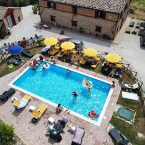 an overhead view of a swimming pool with people and umbrellas at AFFITTACAMERE LA QUIETE in San Marcello