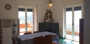 d'une salle à manger avec une table et une vue sur un balcon. dans l'établissement Sunshine, à Capri