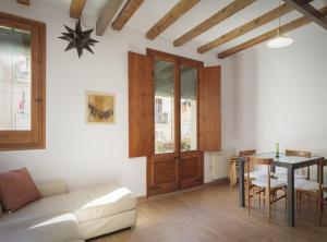 sala de estar con sofá y mesa en Ndlr 2-4 · Authentic flat in Poble Sec - Paralelo, en Barcelona