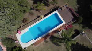 an overhead view of a large swimming pool at El Jacaranda 2 - Complejo in Agua de Oro