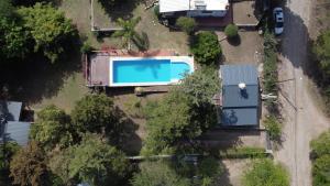 uma vista superior de uma piscina num quintal em El Jacaranda 2 - Complejo em Agua de Oro
