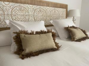 1 cama blanca con 2 almohadas y cabecero en Espectacular Tarragona Corsini Apartment-2, en el centro, con parking en Tarragona