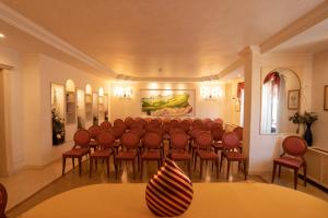 - une salle de réunion avec un bouquet de chaises dans l'établissement Hotel Ristorante Vecchia Vibo, à Vibo Valentia