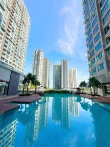 Bazén v ubytování Conezion Luxury at IOI Mall Putrajaya nebo v jeho okolí