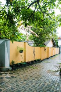 un mur jaune avec une peinture d'une femme sur lui dans l'établissement Villa Harbour View, à Galle