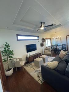 uma sala de estar com um sofá e uma televisão em Friendly Falls Staycation em Sioux Falls