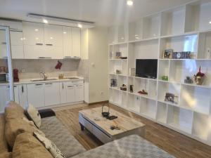 a living room with a couch and a table at Casa Mia 2a in Novi Sad