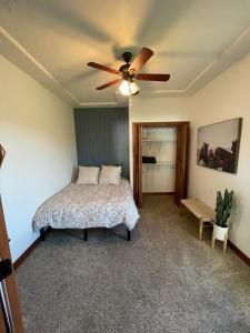Katil atau katil-katil dalam bilik di Friendly Falls Staycation