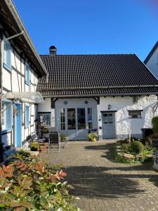 Cette maison blanche dispose d'une terrasse. dans l'établissement Haus-Hoeppches, à Blankenheim