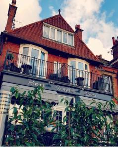 una casa con balcón en la parte superior en The Wayfarer, Robin Hoods Bay, en Whitby