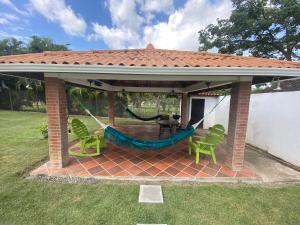 聖卡洛斯的住宿－CORONADO VILLA VICTORIA，凉亭设有带绿色椅子的庭院