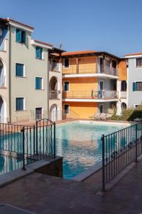 ヴァッレドーリアにあるValledoria 2 Apartmentsの2棟のアパートメントビルの前にスイミングプールがあります。