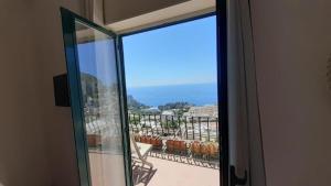 d'une porte coulissante en verre avec vue sur un balcon. dans l'établissement Sunshine, à Capri