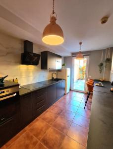Kuchyňa alebo kuchynka v ubytovaní Casa Zalla 110m2, 200m2 Garden, Pool, 1Gb Wi-Fi, Private Parking