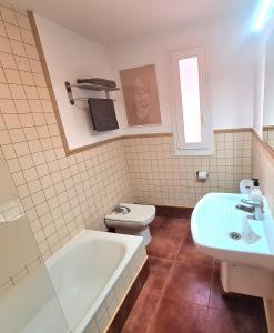 Kúpeľňa v ubytovaní Casa Zalla 110m2, 200m2 Garden, Pool, 1Gb Wi-Fi, Private Parking