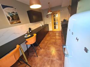 Kuchyňa alebo kuchynka v ubytovaní Casa Zalla 110m2, 200m2 Garden, Pool, 1Gb Wi-Fi, Private Parking + 20 fotografií