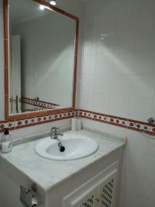 een badkamer met een wastafel en een spiegel bij Casa JC in Orihuela +38 foto's