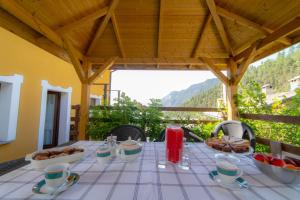 uma mesa com uma toalha de mesa com comida em Lo Verdzé di Torgnon em Torgnon