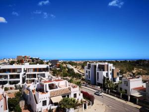 een luchtzicht op een stad met witte gebouwen bij Casa JC in Orihuela