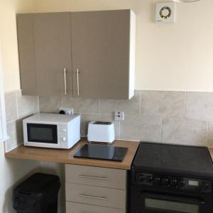 a kitchen with a microwave and a toaster oven at Bobs plac in Whitehaven