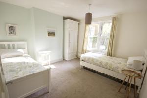 1 dormitorio con 2 camas y ventana en The Loft Winchester, en Winchester