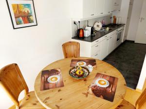 uma mesa de madeira com ovos numa cozinha em Large Apartment Bern City Centre em Berna