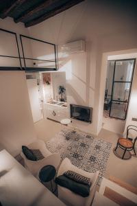 ein Wohnzimmer mit weißen Möbeln und einem Kamin in der Unterkunft Casa 3D'Oro Palermo in Palermo