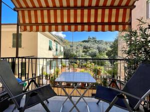 d'une terrasse avec 2 chaises et une table sur un balcon. dans l'établissement La casa dell’artista - Levanto, 5 Terre, à Levanto