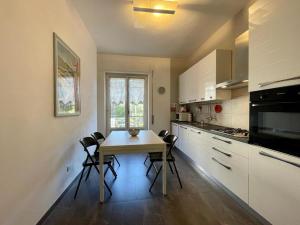 une cuisine avec une table et des chaises. dans l'établissement La casa dell’artista - Levanto, 5 Terre, à Levanto