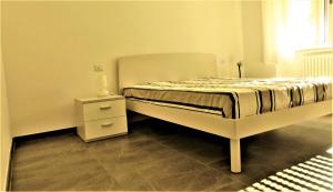Ce lit se trouve dans un dortoir doté d'une table de chevet et d'un lit sidx sidx sidx. dans l'établissement La casa dell’artista - Levanto, 5 Terre, à Levanto