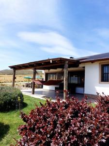 Casa con porche con columpio en Casa Pradera de los Andes en Tupungato