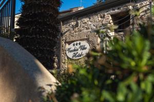 a sign on the side of a brick building at Hotel Ristorante Vecchia Vibo in Vibo Valentia