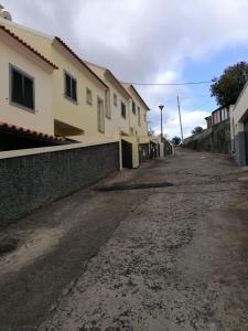 an empty street in a town with buildings at Despertar do Sol in Santa Cruz