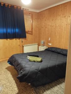 1 dormitorio con 1 cama con manta negra en Alquiler en importante zona de escalada !! en Camarasa