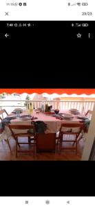een foto van een eettafel met stoelen bij La Casa Bianca in Ceriale