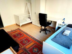 - une chambre avec un lit, un bureau et une chaise dans l'établissement Ruhiges 2 Zimmer Apartment in Bern Zentrum, à Berne
