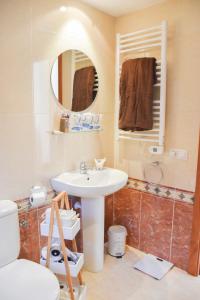 a bathroom with a sink and a mirror at Apartament Mufló Apartamento encantador con vistas espectaculares a la X de Grandvalira in El Tarter