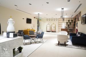un vestíbulo con sofás, sillas y una mesa en فيفيان بارك العزيزية Vivian Park Al-Azizi, en Riad