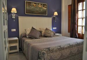 コルドバにあるPatio de la Escaleraの紫の壁のベッドルーム1室