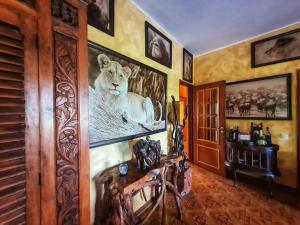 Villa Paraiso - Naturism Optional Adults Only في بورش: غرفة فيها لوحة نمر على الحائط