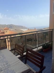 balcón con mesa, 2 sillas y vistas en Apartamento nuevo con piscina en la envía golf aguadulce Almería, en La Envía