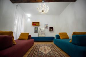 een woonkamer met 2 banken en een kroonluchter bij Splendido appartamento nel centro di Roma, Monti in Rome