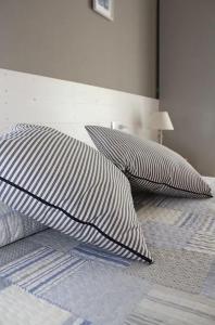 two pillows on a bed in a bedroom at Hotel Villa Argentina in Riomaggiore