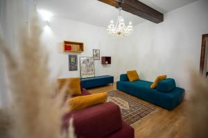 een woonkamer met 2 banken en een kroonluchter bij Splendido appartamento nel centro di Roma, Monti in Rome