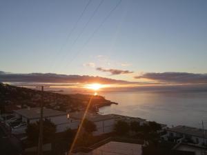 聖克魯斯的住宿－Despertar do Sol，享有日落水景