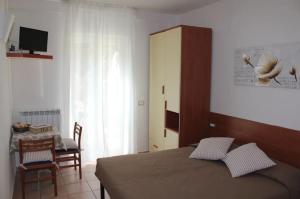 a bedroom with a bed and a dining room with a table at Hotel Villa Argentina in Riomaggiore