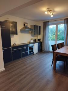 een keuken met een tafel en een eetkamer bij Ferienhaus in Handewitt kurz vor dänischen Grenze in Handewitt