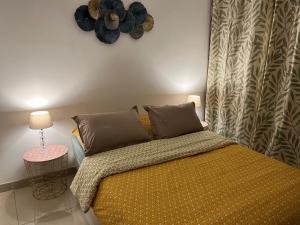 - une chambre avec un lit orné d'une fleur sur le mur dans l'établissement maison entre Disneyland et Paris, à Meaux